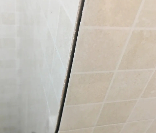 惠山瓷砖空鼓维修公司分享阳台瓷砖脱落的修复过程可以分为以下几个步骤