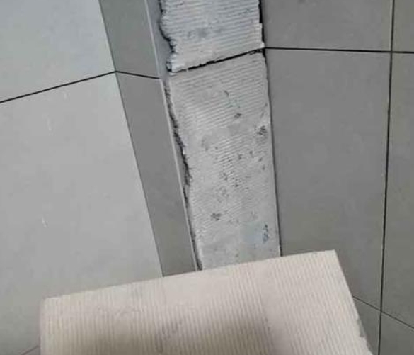 惠山瓷砖空鼓维修公司分享下厨房瓷砖脱落的补救措施。